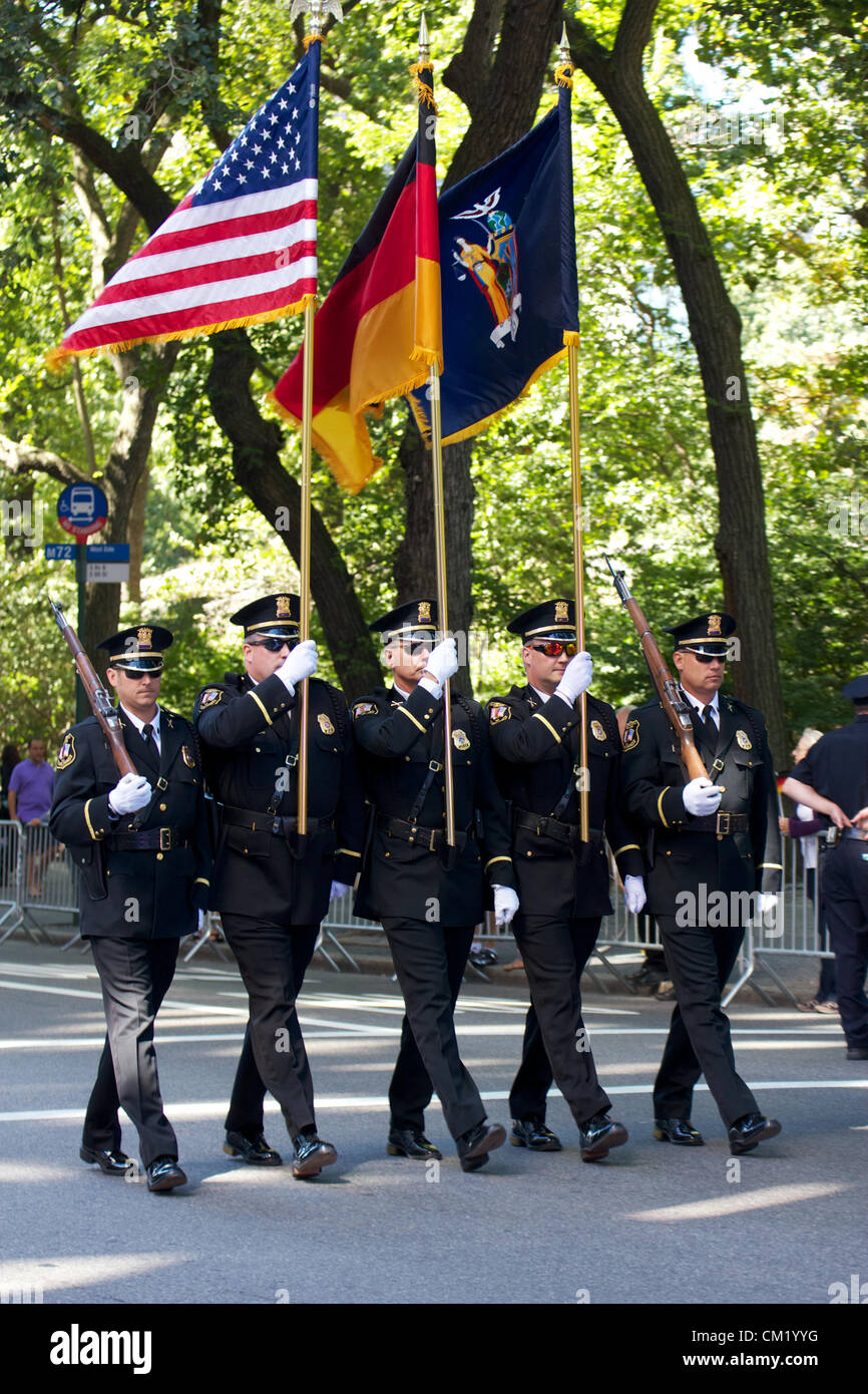 New York, NY - 15 Settembre 2012: NYPD portabandiera al 2012 tedesco-americana Steuben Parade di New York City. La tradizionale sfilata sulla Quinta Avenue è il culmine del tedesco-americana amicizia mese che viene celebrato nel mese di settembre. Foto Stock