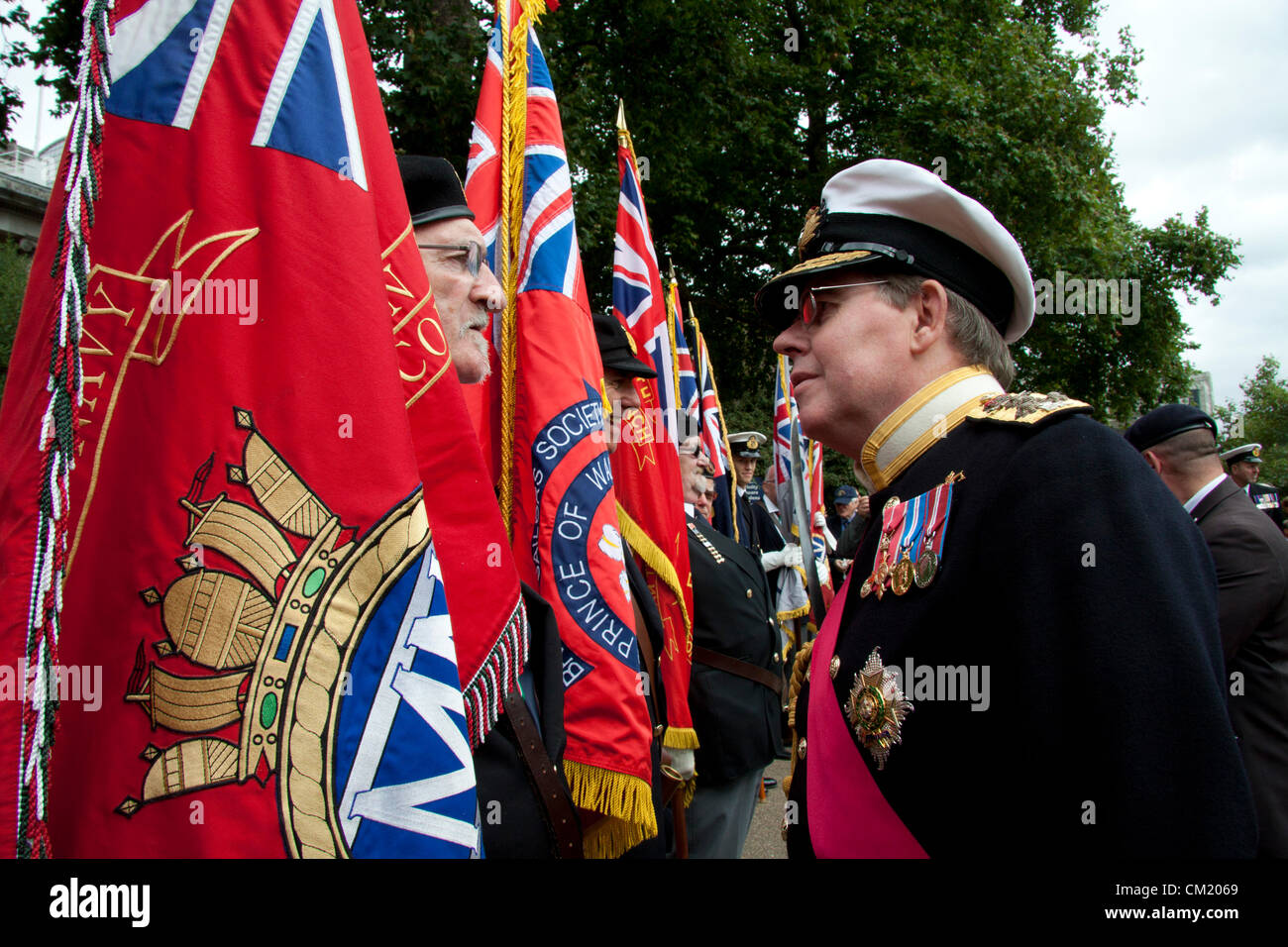 16 Settembre, 2012. Londra REGNO UNITO. Membri della marina mercantile e le flotte da pesca che diedero la loro vita in tempo di guerra sono onorato in un servizio commemorativo al Tower Hill Memorial a Londra. Il primo signore del mare ammiraglio sir Mark Stanhope saluta i membri della Marina Mercantile associazioni Foto Stock