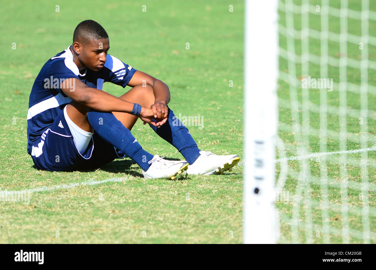 Sett. 16, 2012 - Albuquerque, NM, Stati Uniti - 091612 .Un UC Irvine player siede dejectedly dopo proprio Lobos segnare il golden gol durante il secondo le ore di lavoro straordinario della partita giocata domenica 16 settembre, 2012. (Credito Immagine: © Adolphe Pierre-Louis/Albuquerque ufficiale/ZUMAPRESS.com) Foto Stock