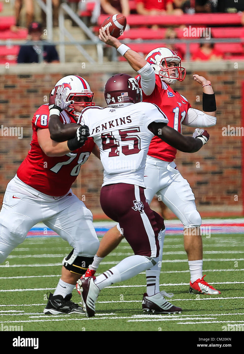 Sett. 15, 2012 - Dallas, Texas, Stati Uniti d'America - Southern Methodist Mustangs quarterback Garrett Gilbert (11), Texas A&M Aggies linebacker Steven Jenkins (45) e Southern Methodist Mustangs per guardafili offensivo Giordania libero (78) in azione durante il gioco tra il Southern Methodist Mustangs e Texas A&M Aggies a Gerald Ford J. Stadium di Dallas, Texas. Texas A & M sconfigge SMU 48 a 3. (Credito Immagine: © Dan Wozniak/ZUMAPRESS.com) Foto Stock