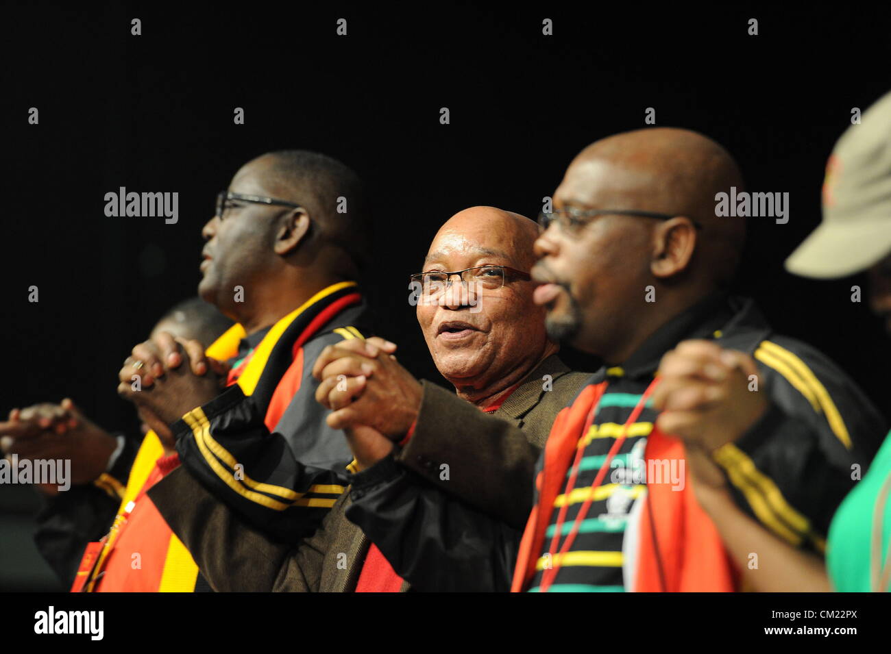 Conferenza di Midrand, SUD AFRICA: presidente Jacob Zuma tiene per mano con Cosatu Segretario generale Zwelinzima Vavi e i sindacati Presidente Sdumo Dlamini durante il Cosatu XI Conferenza Nazionale a Gallagher Estate il 17 settembre 2012 a Midrand, in Sudafrica. I delegati hanno tenuto una illuminazione delle candele Cerimonia in ricordo di coloro che sono morti. (Foto di Gallo Immagini / Foto24 / Felix Dlangamandla) Foto Stock