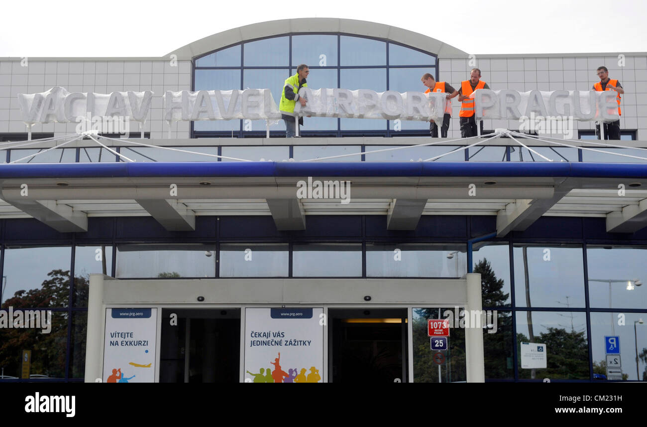 Un nuovo nome dell'aeroporto internazionale di Praga, il Vaclav Havel aeroporto, sarà per la prima volta compare in corrispondenza del terzo terminale, utilizzato per voli privati. I rimanenti due terminali dovrebbero recare la firma con il nome del compianto Presidente ceco Havel alla fine della settimana. Il nome dell'aeroporto di Praga dovrebbe essere ufficialmente cambiato il 5 ottobre il giorno anniversario della Havel la nascita nel 1936. Praga Repubblica Ceca il 17 settembre 2012 (CTK foto/Vit Simanek) Foto Stock