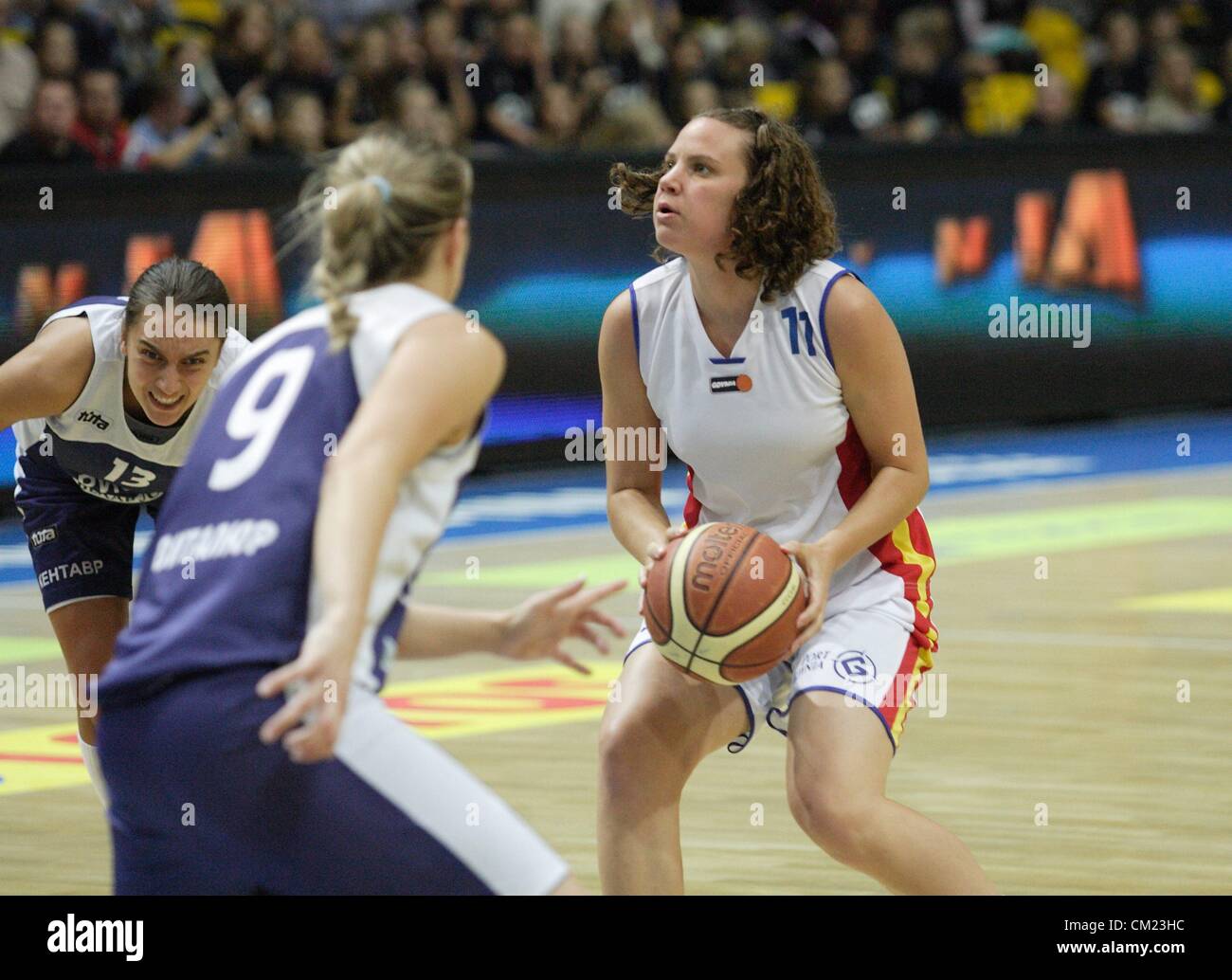 Gdynia, Polonia 17th, settembre 2012. Seconda giornata del 2° Malgorzata ' Margo Dydek' in Memoriam Cup. Talisa Rhea (11) in azione contro Natalia Anufryienka (9) durante la BI Gdynia (Polonia) v Horizont Minsk (Bielorussia) gioco finale. Foto Stock