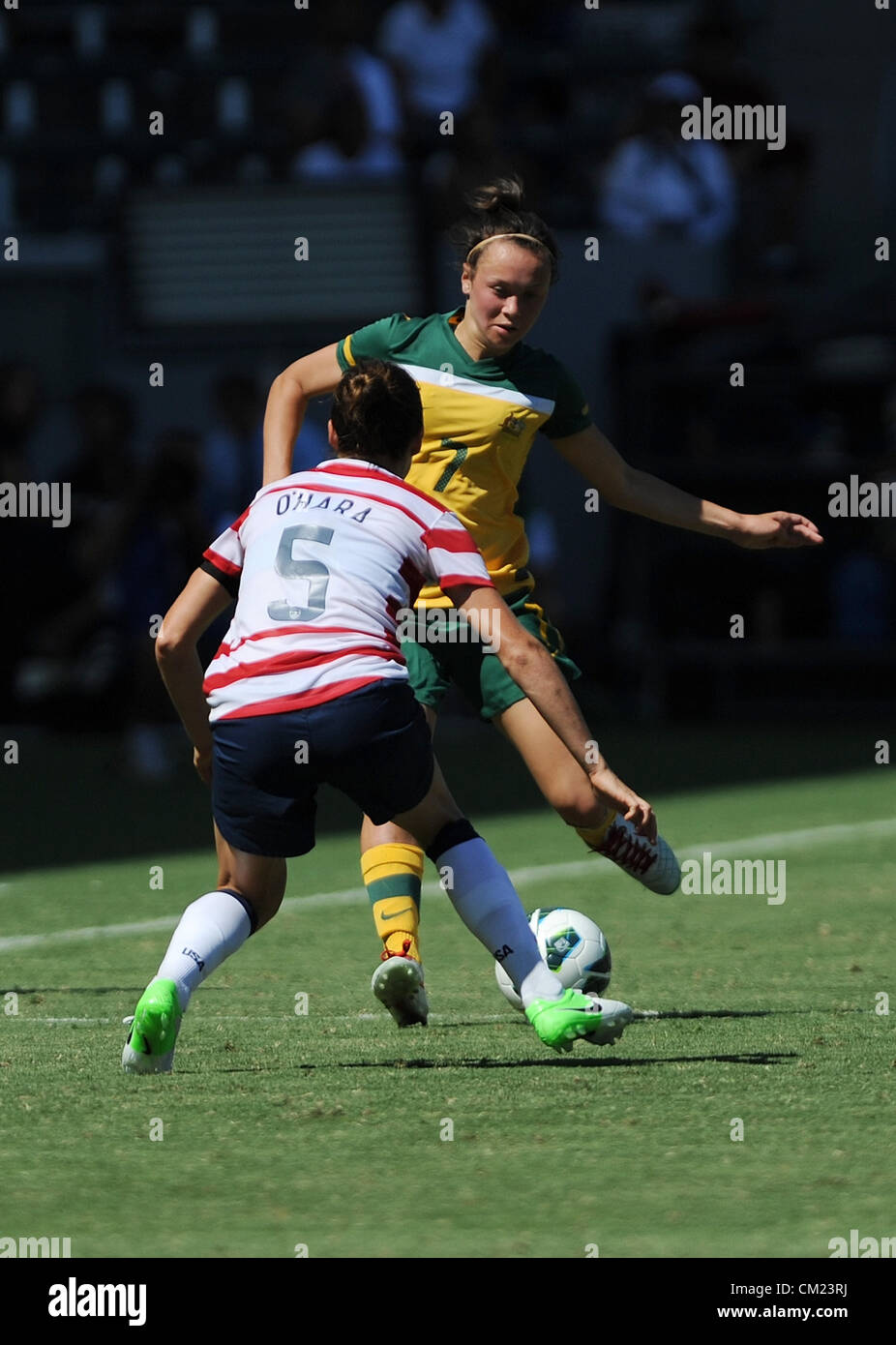 16.09.2012. In California, Stati Uniti d'America. Caitlin Foord (7) (AUS) controlla la sfera contro Kelley O'Harra (5) durante il cordiale tra l'Australia e gli Stati Uniti al Home Depot Center di Carson, CA. Foto Stock