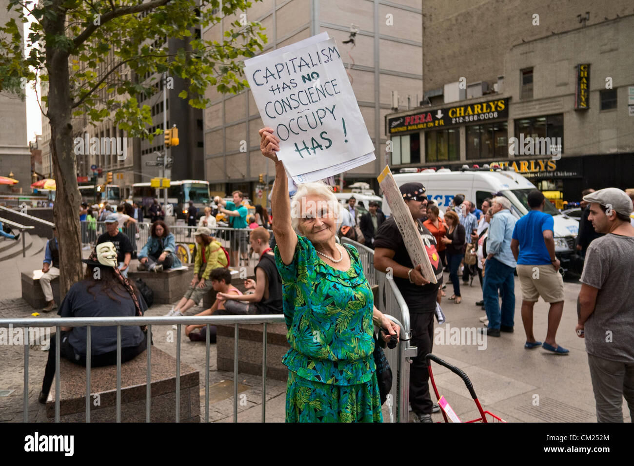 Settembre 17, 2012, New York, NY, USA. Donna anziana detiene della lettura del segno "Il capitalismo non ha coscienza, occupano ha' a Zuccotti Park sul primo anniversario di occupare Wall Street proteste. Foto Stock