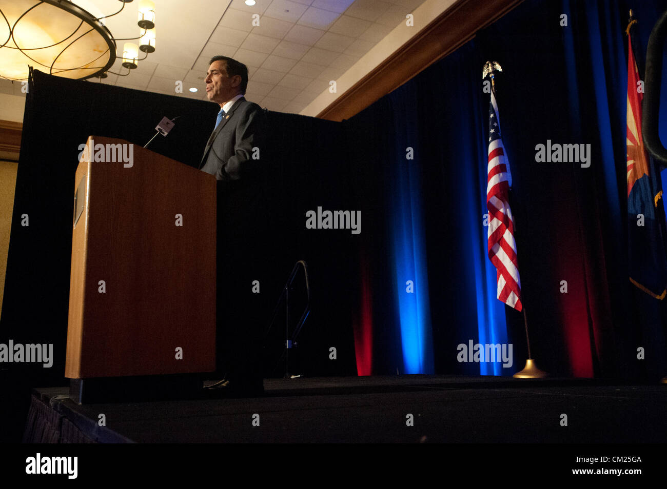 Sett. 17, 2012 - Tucson, Arizona, Stati Uniti - Sost. DARRELL ISSA (R-Calif.) parla di un evento in un resort a Tucson, in Arizona dove la famiglia di B. Terry sono stati presentati con il badge congressuale di coraggio per gli uccisi Pattuglia di Confine agente. Terry è stato ucciso vicino a Nogales, in Arizona nel 2010 da sospetti trafficanti di droga. Issa ha sfidato la amministrazione Obama oltre la sua manipolazione dell'indagine la pistola non è riuscita a passi il funzionamento veloce e furioso. Il Dipartimento di Giustizia si prevede di rilasciare documenti circa veloce e furioso mercoledì, e una audizione del Congresso è prevista in materia Foto Stock