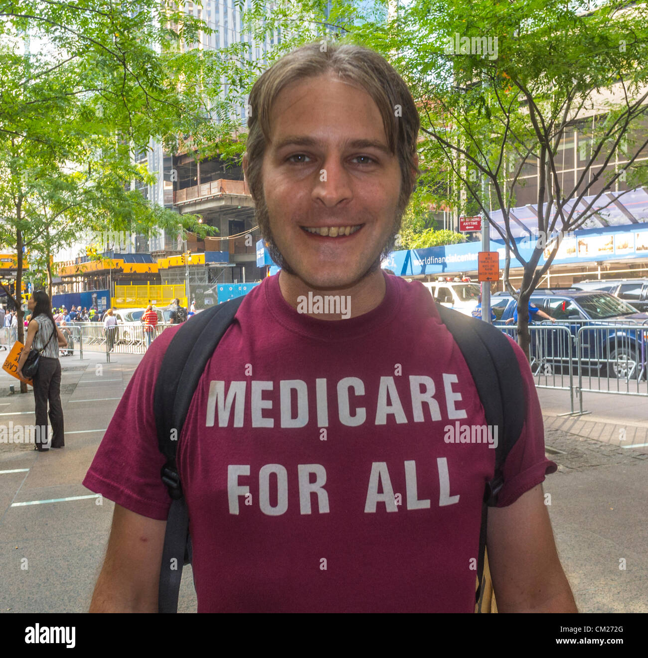 New York, protesta, Occupy Wall Street, Portrait Young Man con lo slogan "Medicare for All" attivista protesta, RITRATTO DI GUY ON STREET, slogan DI T-shirt Foto Stock
