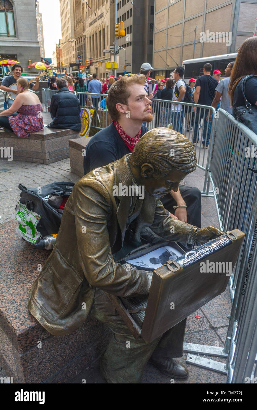 New York, NY, STATI UNITI D'AMERICA, dimostranti protestano occupare Wall Street, scultura Foto Stock