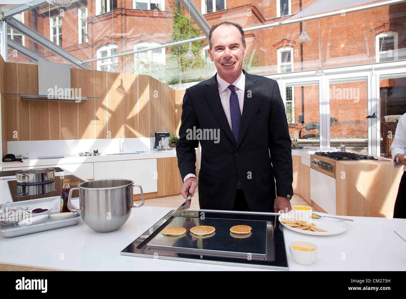 Keith McLoughlin Electrolux CEO e presidente (centro) in occasione del lancio di Electrolux Grand cucina cucina professionale gamma. Il primo e solo la cucina professionale sistema progettato per la casa, avviato a Londra, Regno Unito. Foto Stock