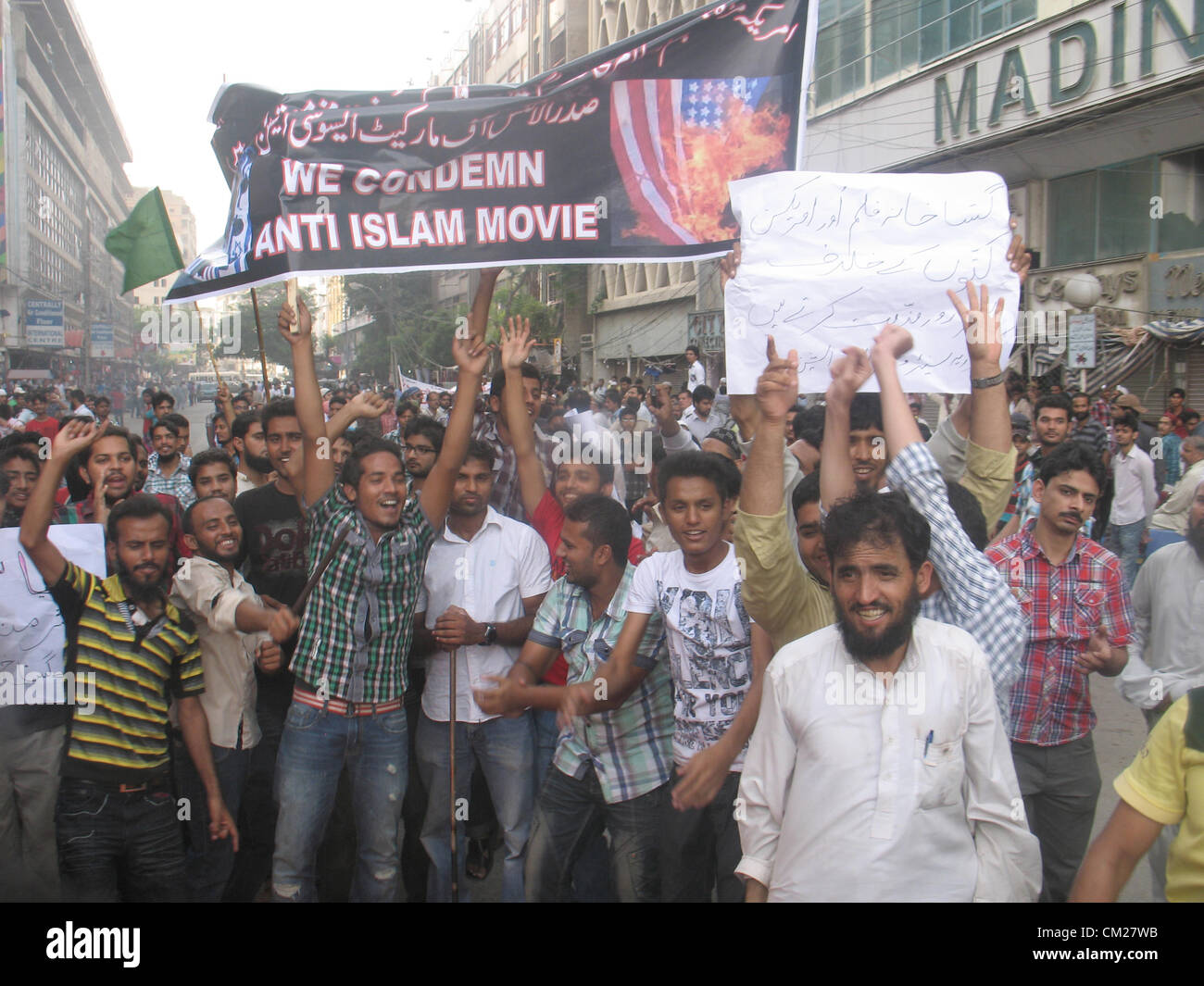 I residenti di Karachi chant slogan contro la blasfemia anti- filmato islamica rilasciato su Internet dagli USA a Karachi il Martedì, Settembre 18, 2012. Foto Stock