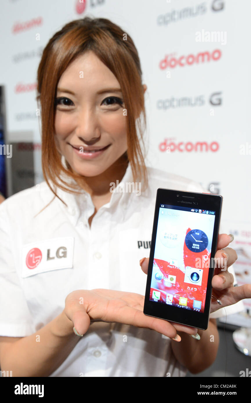 Settembre 18, 2012, Tokyo, Giappone - Modelli posano con nuovo 'Optimus G' smartphone, realizzato da LG Electronics Inc, durante la sua cerimonia di inaugurazione a Tokyo il Martedì, Settembre 18, 2012. (Foto di AFLO) -ty- Foto Stock