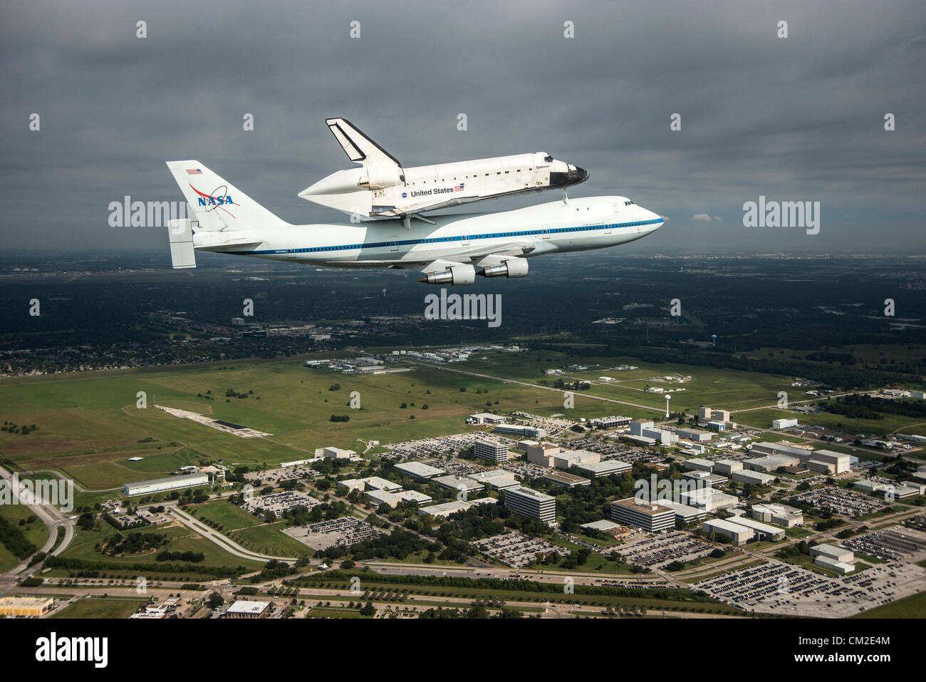 Lo Space Shuttle Endeavour è traghettato dalla NASA il vettore navetta aeromobile 19 Settembre 2012 oltre il Johnson Space Center a Houston, Texas durante un tour di addio sul modo di visualizzazione permanente di Los Angeles. Foto Stock