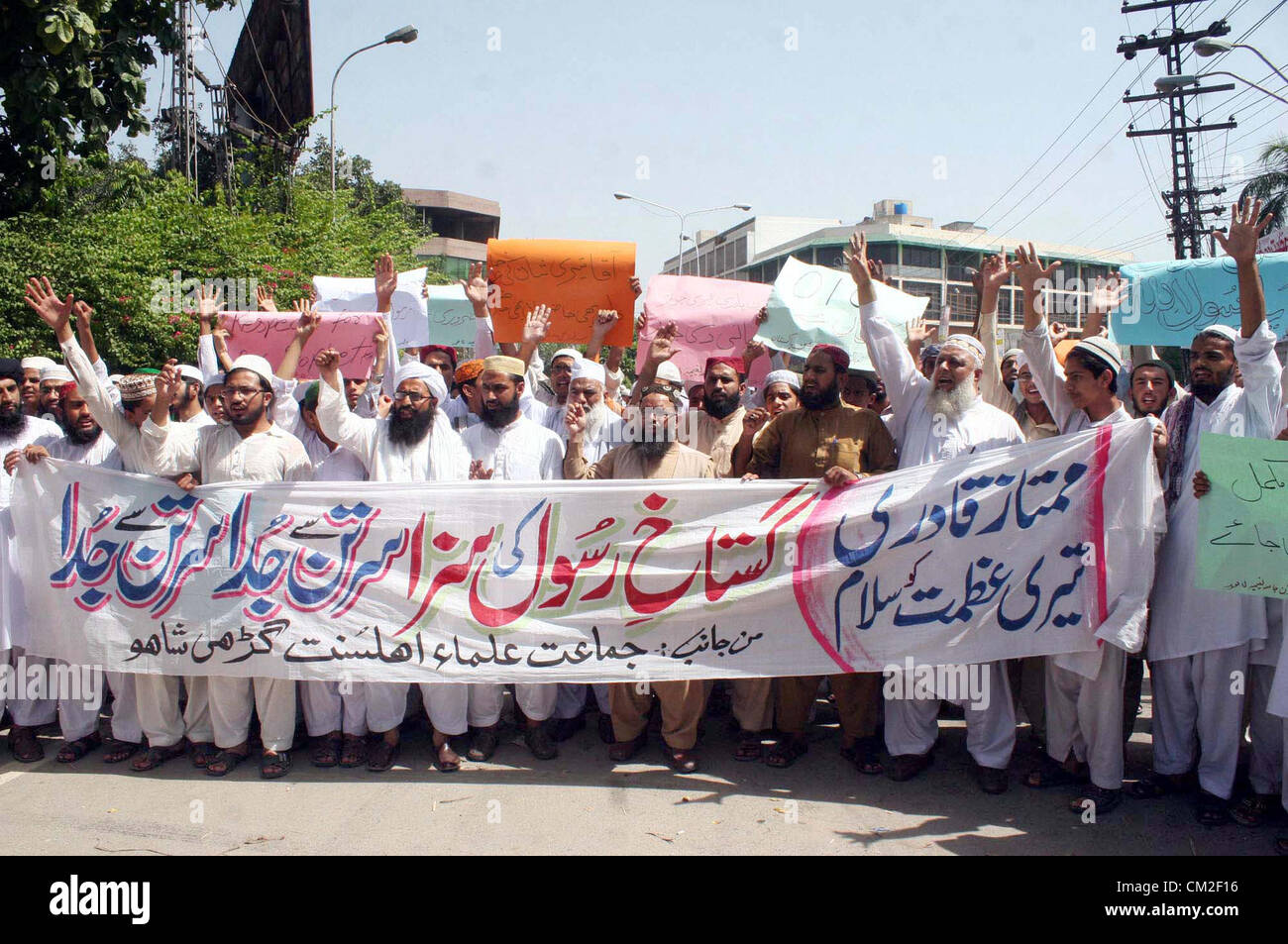 Gli attivisti del Jamat-e-Ahle Sunnat chant slogan contro la blasfemia anti-Islam filmato pubblicato su internet da parte di Stati Uniti d'America, durante una manifestazione di protesta a Lahore press club il giovedì, 20 Settembre 2012 Foto Stock