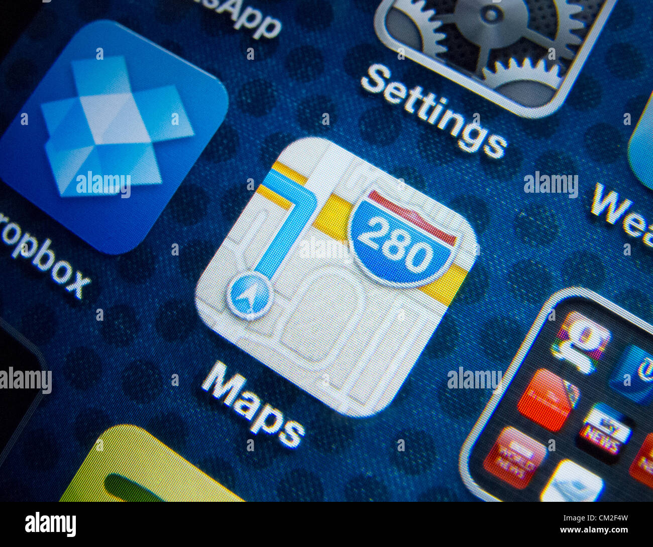 Dettaglio della nuova app Mappe sullo schermo dell'iPhone. Il nuovo Apple applicazione Mappe è stata criticata dagli utenti per fornire posizioni inesatte di alcune destinazioni. L'App è stato fornito in bundle con il nuovo iOS6.0 del sistema operativo e sostituisce Google maps. Foto Stock