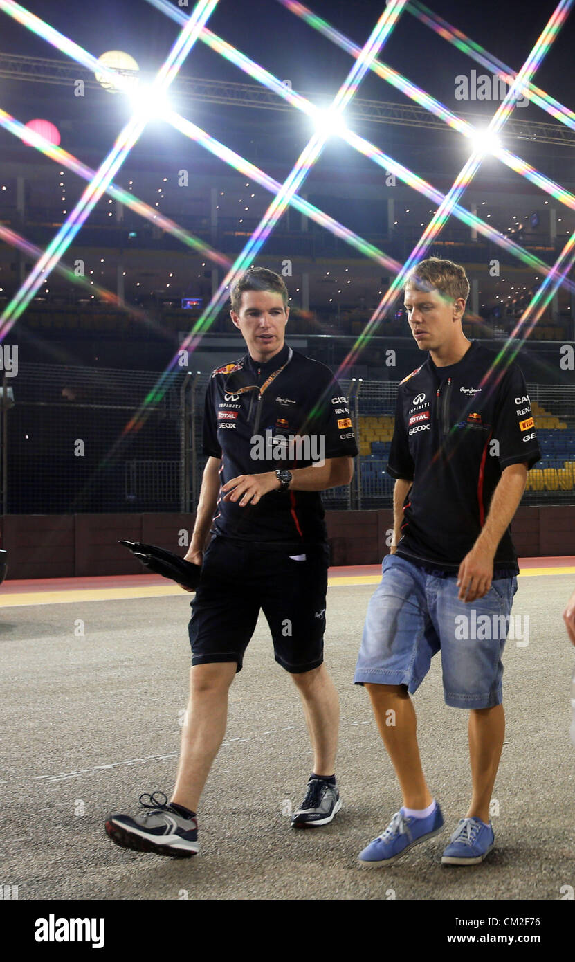 20.09.2012. Singapore. Tedesco di Formula Uno pilota Sebastian Vettel (M) di Red Bull ispeziona la pista Marina-Bay-Street-Circuit con i suoi meccanici a Singapore, 20 settembre 2012. Il Gran Premio di Formula Uno di Singapore si svolgerà il 23 settembre 2012. Foto Stock