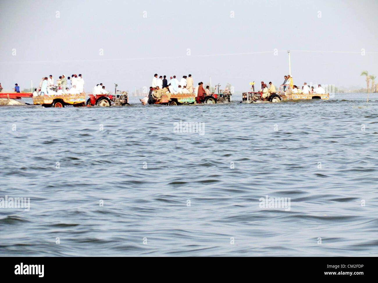 Colpite dalle alluvioni la gente si sposta verso il luogo sicuro dopo l'alluvione accumulata nelle loro case durante la pioggia pesante nella stagione dei monsoni a Jacobabad giovedì, 20 Settembre 2012 Foto Stock