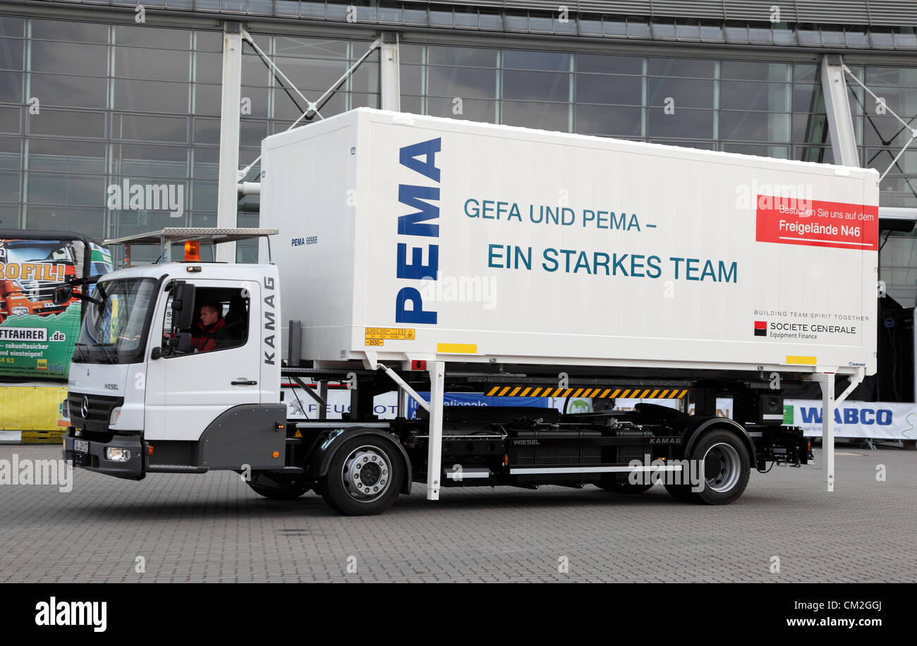 Mercedes Benz Wiesel Contenitore carrello all'International Motor Show per i veicoli commerciali Foto Stock