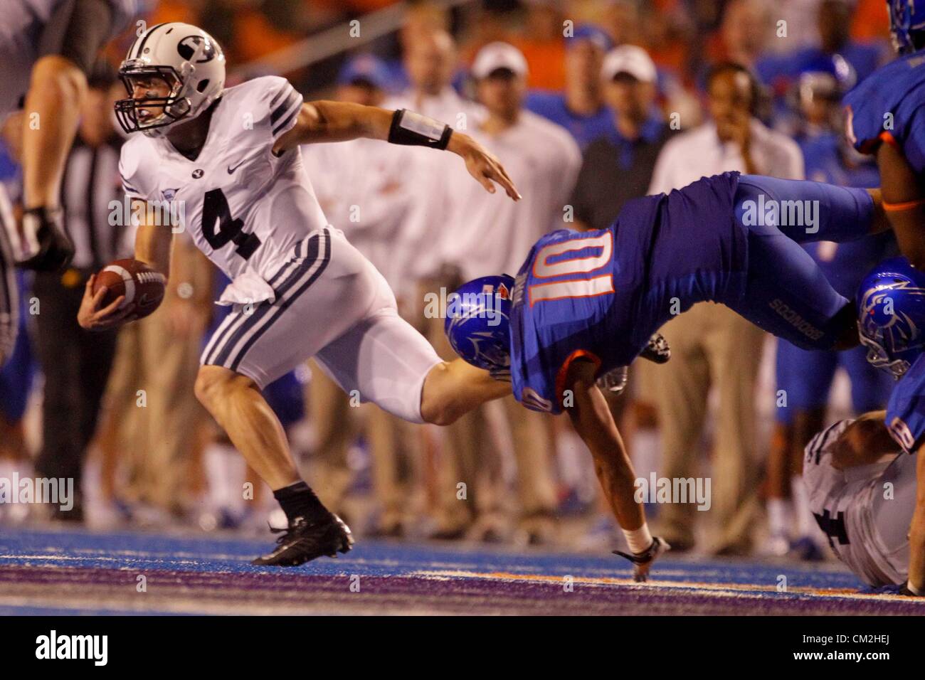 Sett. 20, 2012 - Boise, Idaho, Stati Uniti - Boise State sicurezza Ioane Jeremy (10), fa un salvataggio di affrontare su BYU quarterback Taysom Hill (4) durante il quarto trimestre l'azione. Boise State beat BYU 7-6. (Credito Immagine: © Stanley Brewster/ZUMAPRESS.com) Foto Stock