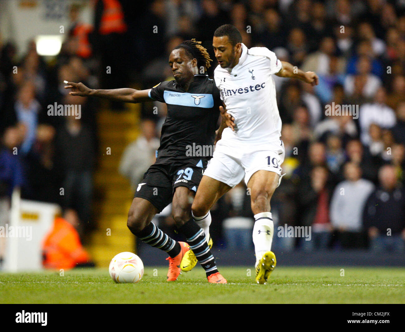 20.09.2012 Londra, Inghilterra: Luis Pedro Cavanda della S.S. Lazio e Mouusa Dembele del Tottenham Hotspur in azione durante l'Europa League Gruppo J match tra Tottenham Hotspur e SS Lazio a Stadio White Hart Lane Foto Stock