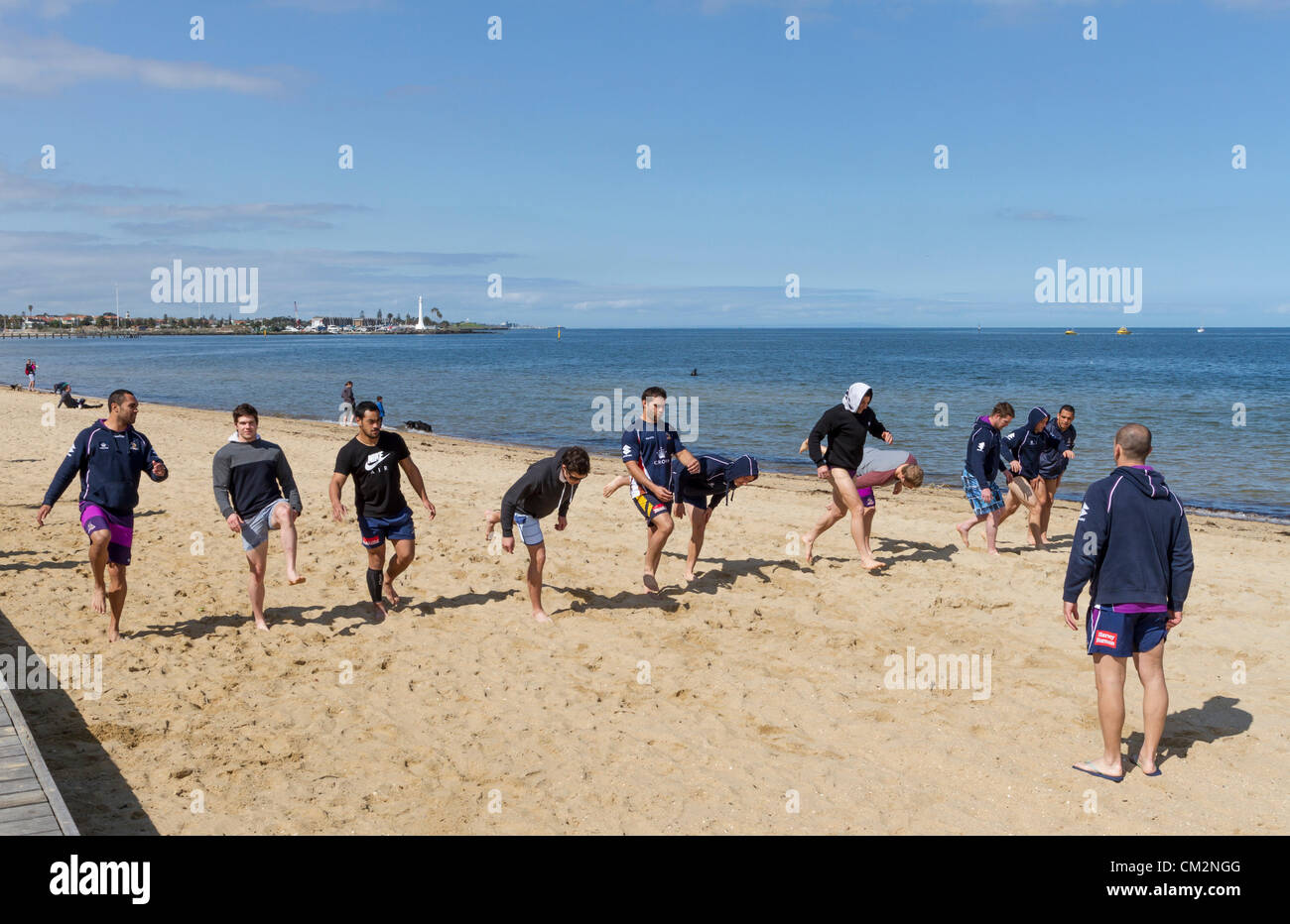 St Kilda, Melbourne, Australia, Sabato, 22 settembre 2012. Melbourne Storm Rugby League ai membri del team di rilassarsi con un moderato esercizio fisico presso la spiaggia di St Kilda la mattina dopo la loro spettacolare 40-12 win su Sydney Manly aquile di mare nella Nazionale di Rugby League preliminare di Grand Final. Tempesta di Melbourne ha ora fissato il loro posto nel 2012 NRL gran finale che si terrà a Sydney domenica 30 settembre 2012. Foto Stock