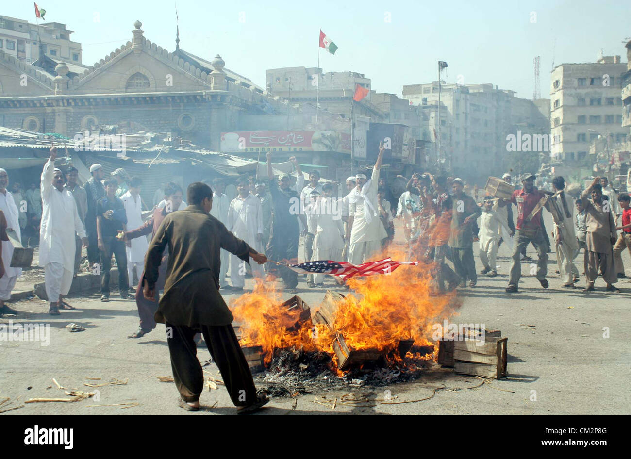 I residenti di Karachi masterizzare noi bandiera come stanno protestando contro la blasfemia anti-Islami filmato pubblicato su internet da parte di Stati Uniti d'America, a Karachi il venerdì 21 settembre, 2012. Il governo pakistano ha dichiarato venerdì festa nazionale in onore del profeta islamico Maometto e chiamato per la pacifica protesta contro un US-realizzati film ritenuti offensivi per l'Islam. Foto Stock