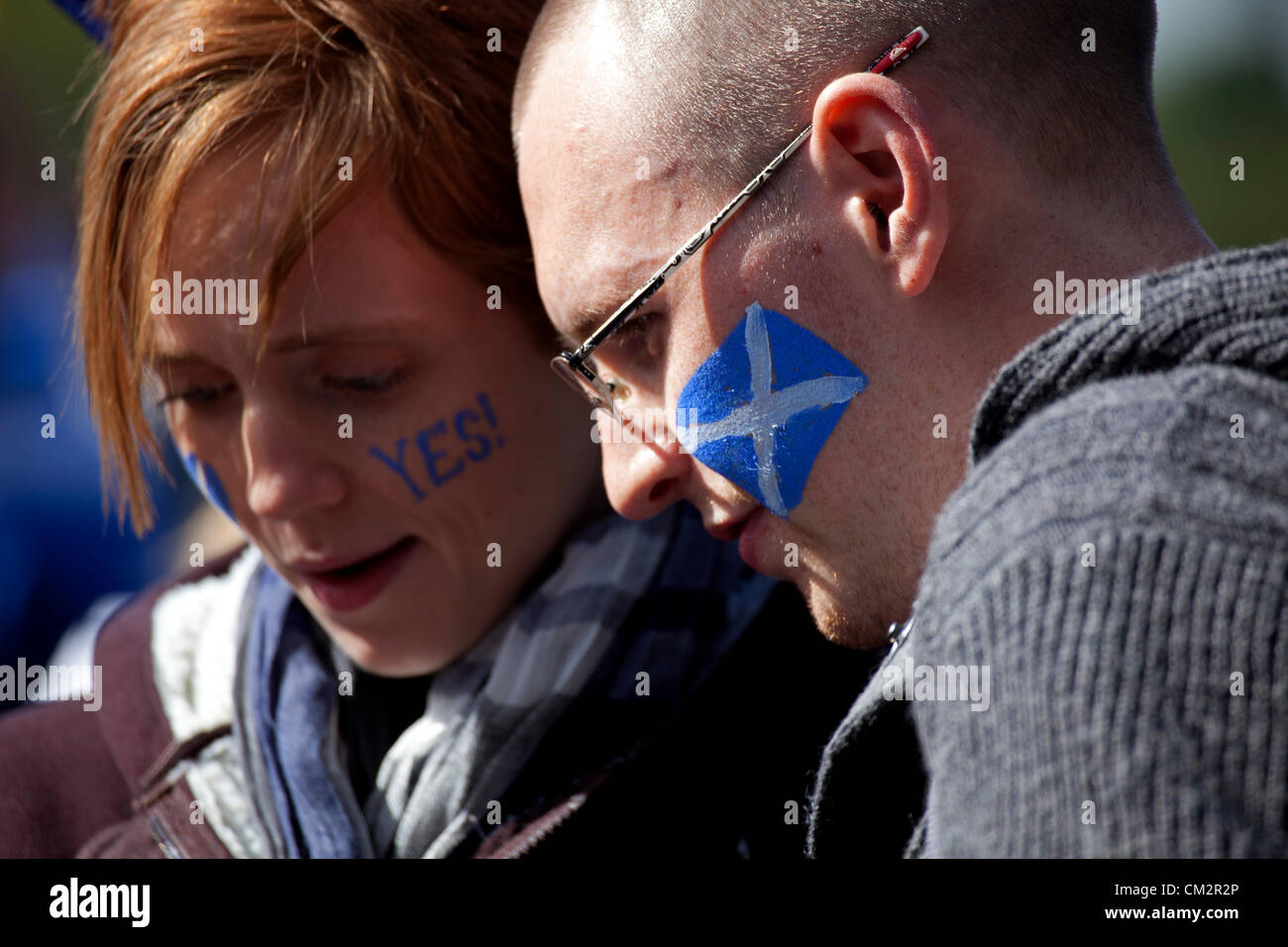 22 settembre 2012, Edinburgh, Regno Unito. una stima di cinque mila persone hanno preso parte ad un evento di Edimburgo mirante a dimostrare il supporto per l'indipendenza. Princes Street Gardens.Il rally è stato messo in scena sotto il vessillo di indipendenza per la Scozia e non è parte del funzionario sì Scozia campagna. Foto Stock