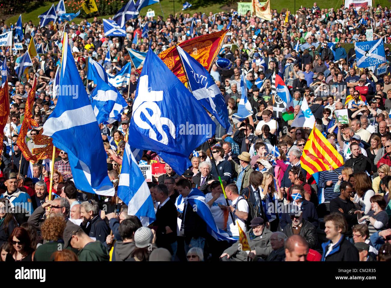 22 settembre 2012, Edimburgo, una stima di cinque mila persone hanno preso parte ad un evento nella città volti a dimostrare il supporto per l'indipendenza. Entrambi i giovani e vecchi sventolando saltires e leone rampante bandiere raccolte nei prati prima di marciare verso Princes Street Gardens. Il rally è stato messo in scena sotto il vessillo di indipendenza per la Scozia e non è parte del funzionario sì Scozia campagna. Foto Stock