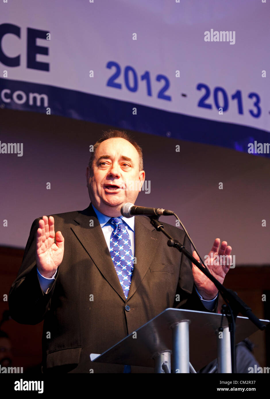 22 settembre 2012, Edimburgo, una stima di cinque mila persone hanno preso parte ad un evento nella città volti a dimostrare il supporto per l'indipendenza. Princes Street Gardens. Il rally è stato messo in scena sotto il vessillo di indipendenza per la Scozia e non è parte del funzionario sì Scozia campagna. Foto Stock