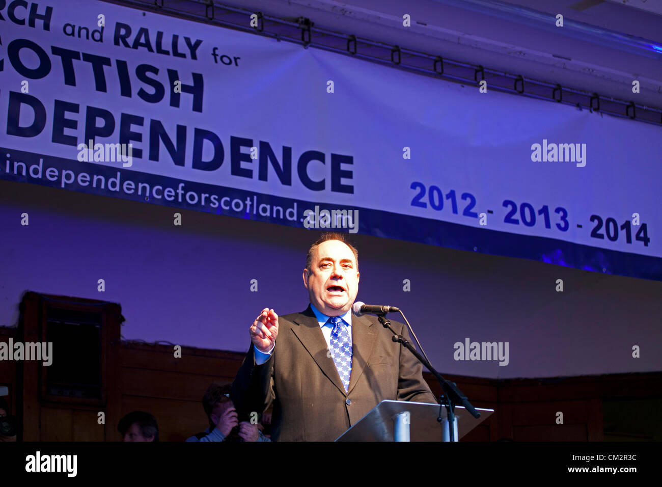 22 settembre 2012, Edimburgo, una stima di cinque mila persone hanno preso parte ad un evento nella città volti a dimostrare il supporto per l'indipendenza. prima di Princes Street Gardens. Il rally è stato messo in scena sotto il vessillo di indipendenza per la Scozia e non è parte del funzionario sì Scozia campagna. Foto Stock