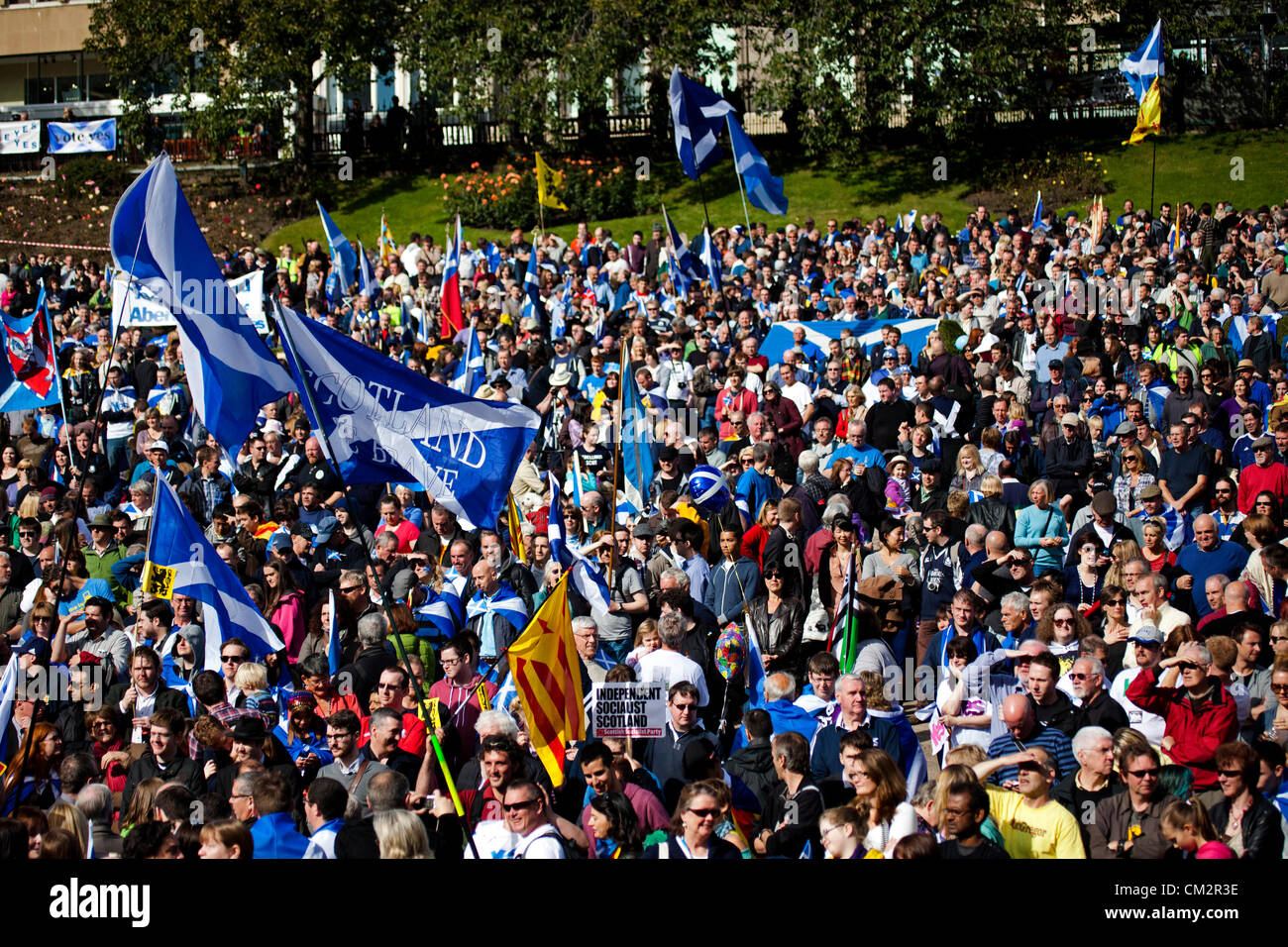 22 settembre 2012, Edimburgo, una stima di cinque mila persone hanno preso parte ad un evento nella città volti a dimostrare il supporto per l'indipendenza. Entrambi i giovani e vecchi sventolando saltires e leone rampante bandiere raccolte nei prati prima di marciare verso Princes Street Gardens. Il rally è stato messo in scena sotto il vessillo di indipendenza per la Scozia e non è parte del funzionario sì Scozia campagna. Foto Stock