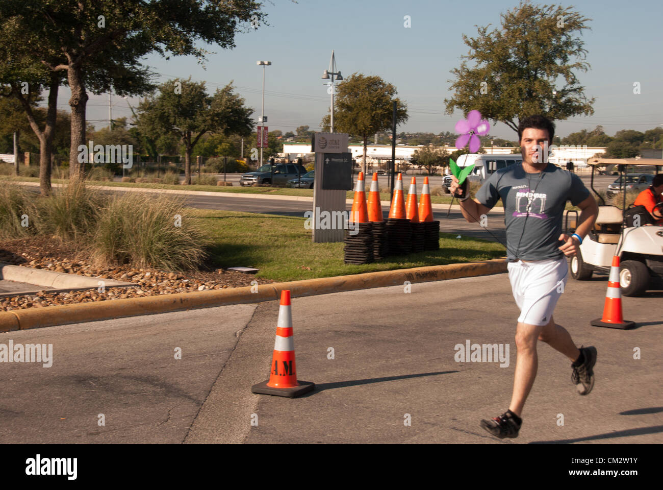 22 Settembre 2012 San Antonio, Texas, Stati Uniti d'America - un partecipante in 5 K eseguire per terminare il morbo di Alzheimer. Oltre 3.500 persone hanno partecipato alla passeggiata / eseguire event, che ha sollevato più di $150.000 per il morbo di Alzheimer Association. Foto Stock