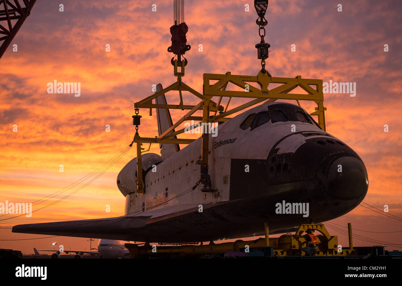 NASA Space Shuttle Endeavour è rimosso dal 747 vettore navetta aeromobili e collocati sul trasportatore di terra in preparazione per il trasporto Settembre 22, 2012 a Los Angeles, California. Adoperano sarà ora spostato verso la California Science Museum su strada ai primi di ottobre. Foto Stock