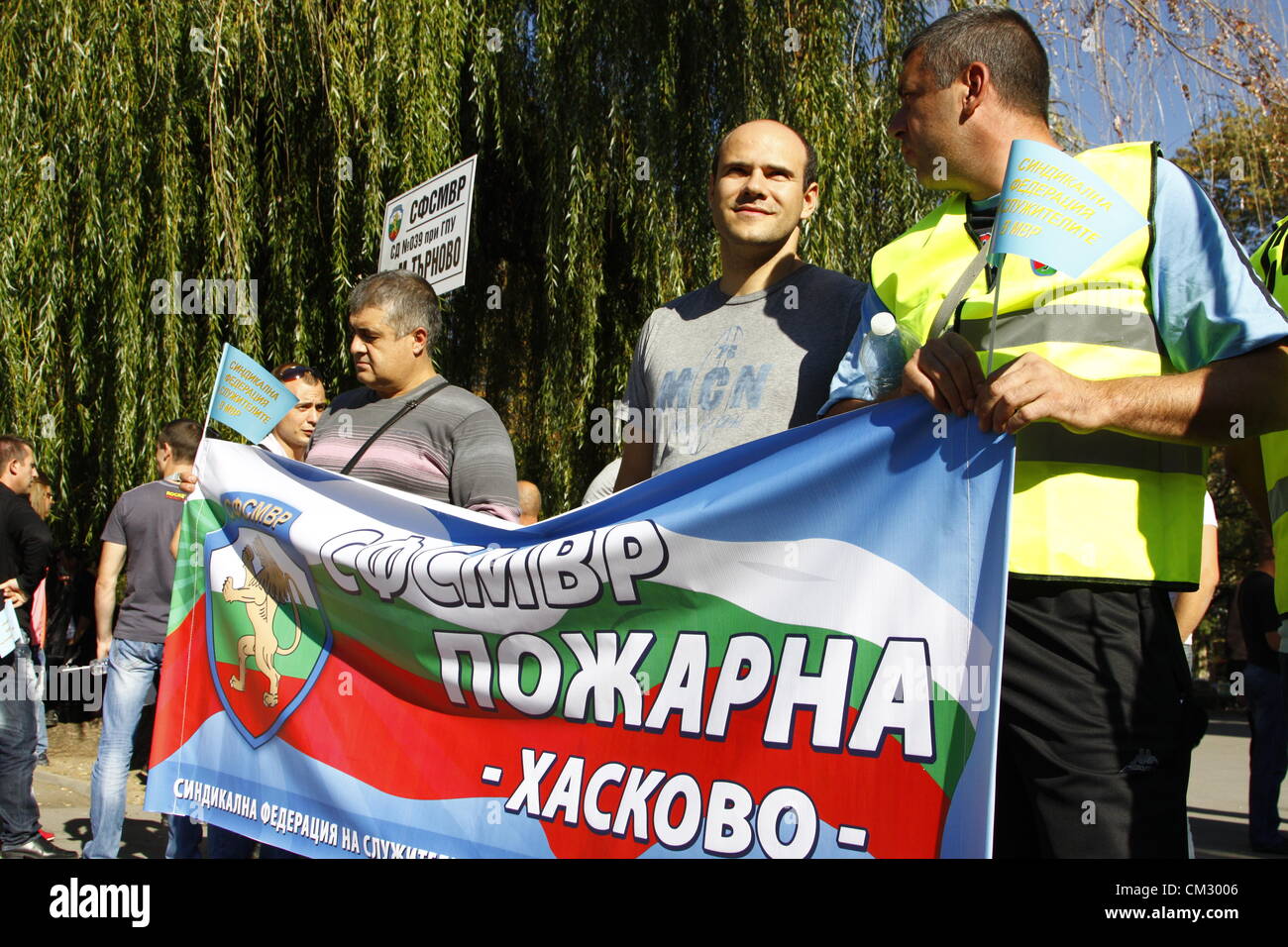 Funzionari di polizia da Haskovo, southeastern Bulgaria, durante un rally in Sofia, tenendo un sindacato banner. L'Unione europea del Ministero degli interni richieste dipendenti salari più elevati e migliori condizioni di lavoro per le forze di polizia e guardie carcerarie. Sofia, Bulgaria; 23/09/2012. Credito: Johann Brandstatter / Alamy Live News Foto Stock