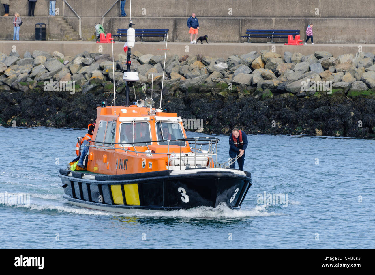 Belfast pilota arriva in barca nel porto di Bangor Foto Stock