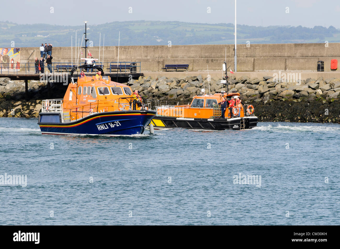 Bangor, County Down. 23/09/2012 - Portpatrick scialuppa di salvataggio passa Belfast barca pilota. Foto Stock