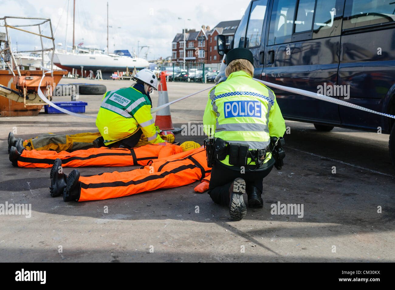 Bangor, County Down. 23/09/2012 - PSNI officer e autoambulanza identificare recuperati corpi fittizia. Servizi di emergenza tenere premuto 'Operazione diamante', una formazione congiunta esercizio al largo delle coste del nord verso il basso. Durante il funzionamento, la simulazione di una collisione tra un traghetto che trasportano 65 passeggeri ed equipaggio e una piccola barca attivato tutti i rami dei servizi di emergenza per coordinare le azioni. Foto Stock