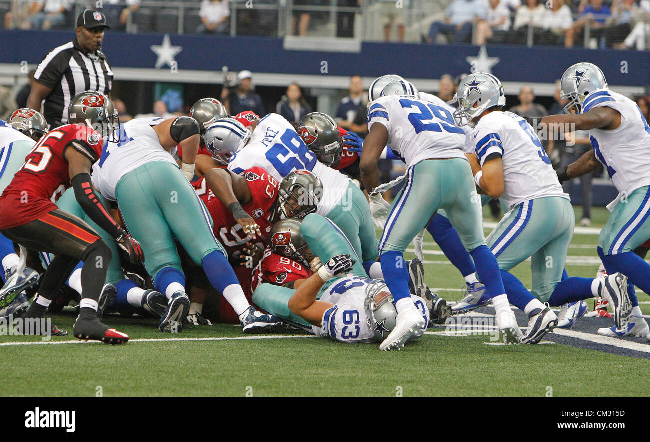 Sett. 23, 2012 - Florida, Stati Uniti - Come la folla boos, il Tampa Bay Buccaneers provare a interrompere la finale si inginocchiano del gioco, come Dallas Cowboys quarterback Tony Romo (9) scende di nuovo alla fine del gioco. Seconda metà azione: il Tampa Bay Buccaneers giocare Dallas Cowboys a cowboy Stadium di Arlington, Texas. Il Dallas Cowboys ha vinto 16-10. (Credito Immagine: © Daniel Wallace/Tampa Bay volte/ZUMAPRESS.com) Foto Stock