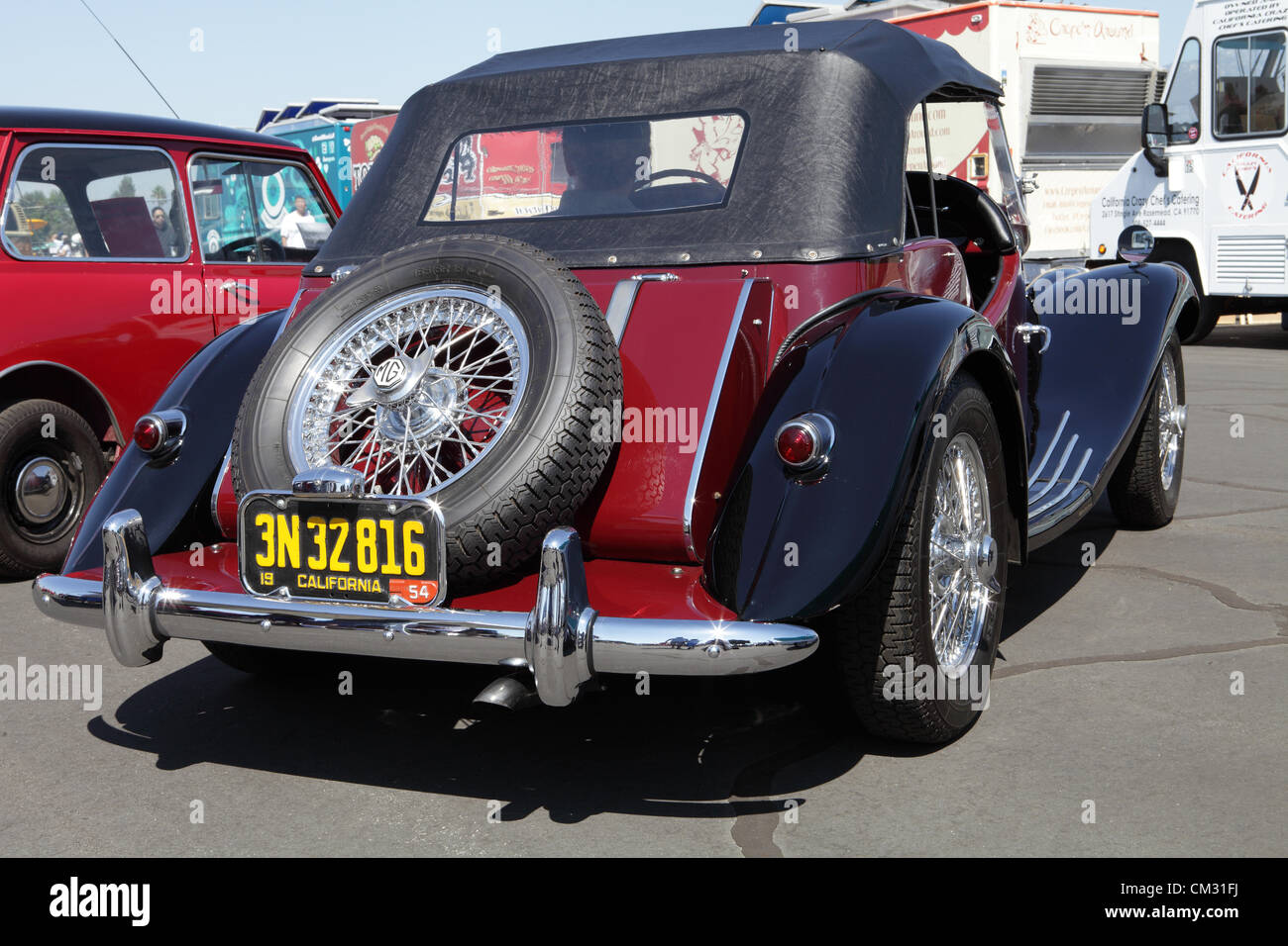 EL MONTE, CALIFORNIA, STATI UNITI D'America - 23 settembre 2012 - A 1954 MG TF con 1466cc motore sul display all'El Monte Air Show Foto Stock