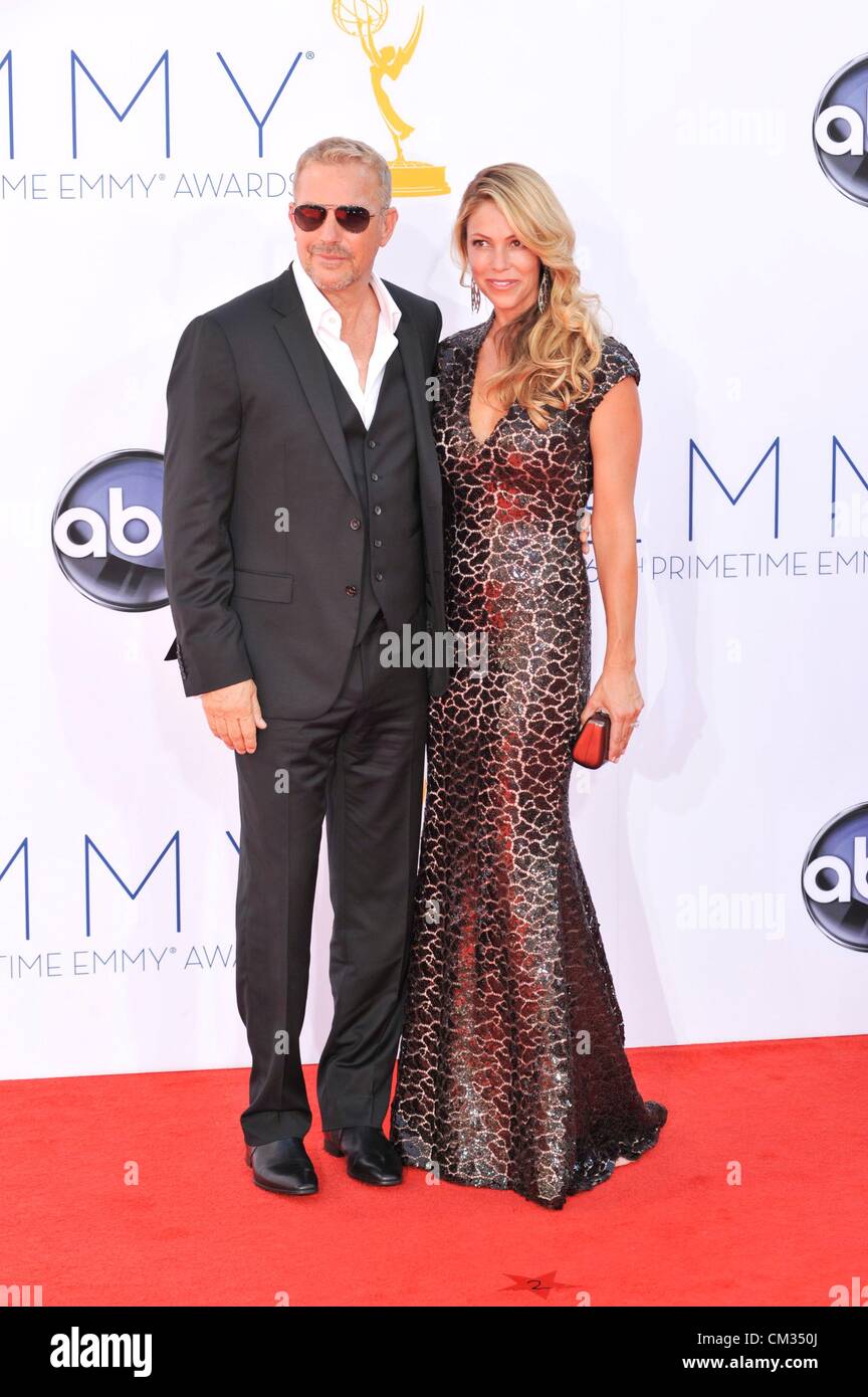 Kevin Costner Christine Baumgartner arrivi64th Primetime Emmy Awards - Gli arrivi Nokia Theater L.A LIVE Los Angeles CA Foto Stock