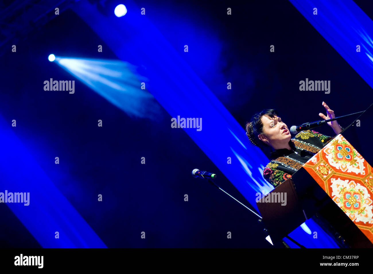 Settembre 23, 2012 - Il primo concerto della settimana di world music festival, la più grande in Europa centrale, in primo piano la musica tradizionale dal Caucaso. Il direttore artistico del Festival la signora Maria Pomianowska annuncia il programma Foto Stock