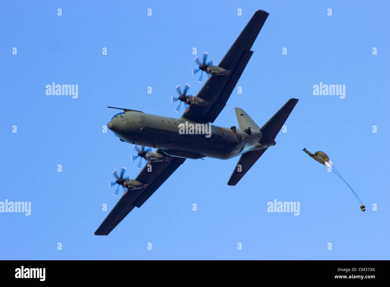 Raf C-130 Hercules piano scende para troopers durante il Mercato Giardino memorial, ginkelse heide, Paesi Bassi, sabato 22 settembre 2012, 68 anni dopo l'operazione market garden. Il giardino del mercato è stato un grande alleato operazione militare nella stessa area durante il mese di settembre 1944 Foto Stock