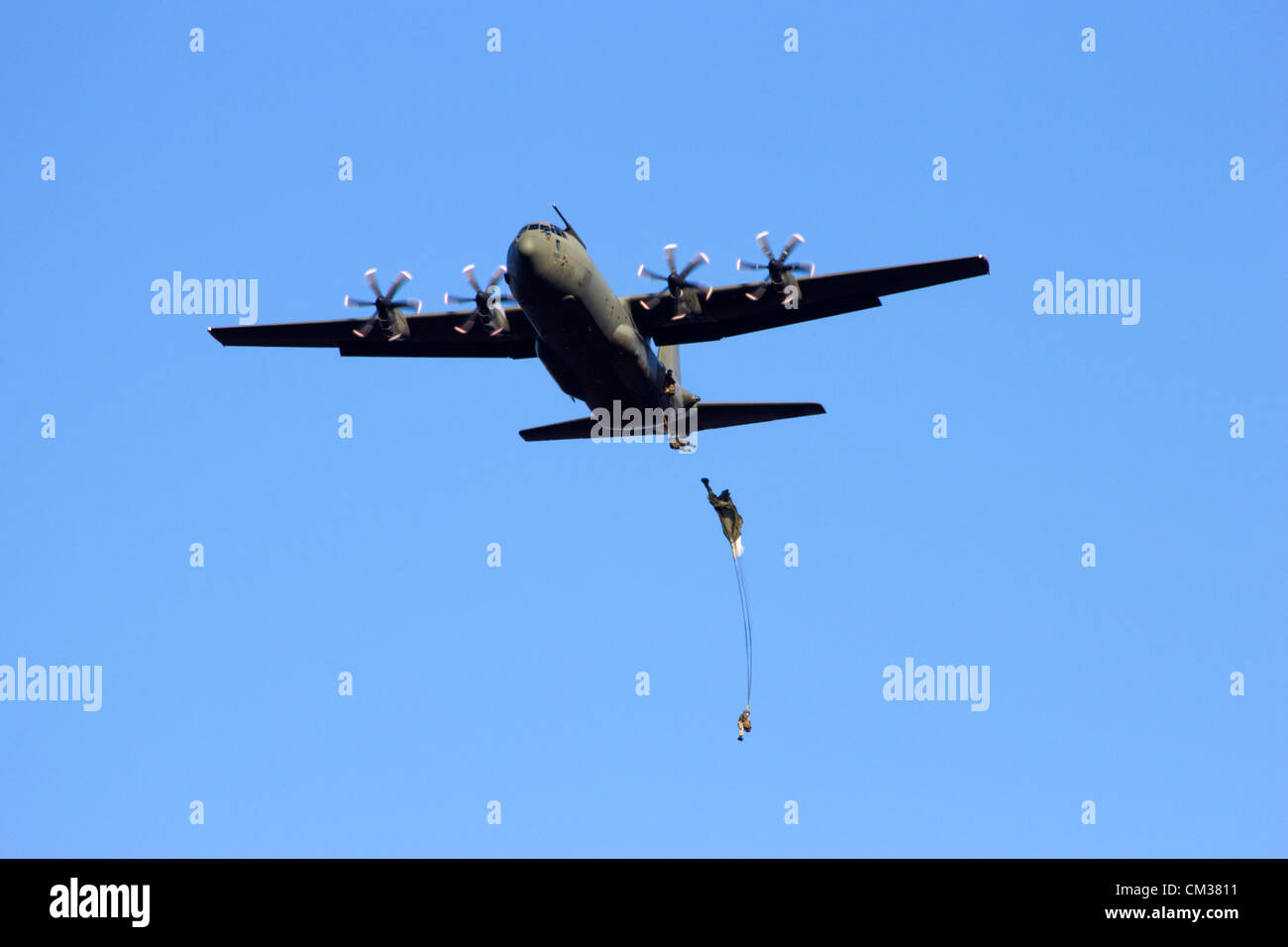 Raf C-130 Hercules piano scende para troopers durante il Mercato Giardino memorial, ginkelse heide, Paesi Bassi, sabato 22 settembre 2012, 68 anni dopo l'operazione market garden. Il giardino del mercato è stato un grande alleato operazione militare nella stessa area durante il mese di settembre 1944 Foto Stock
