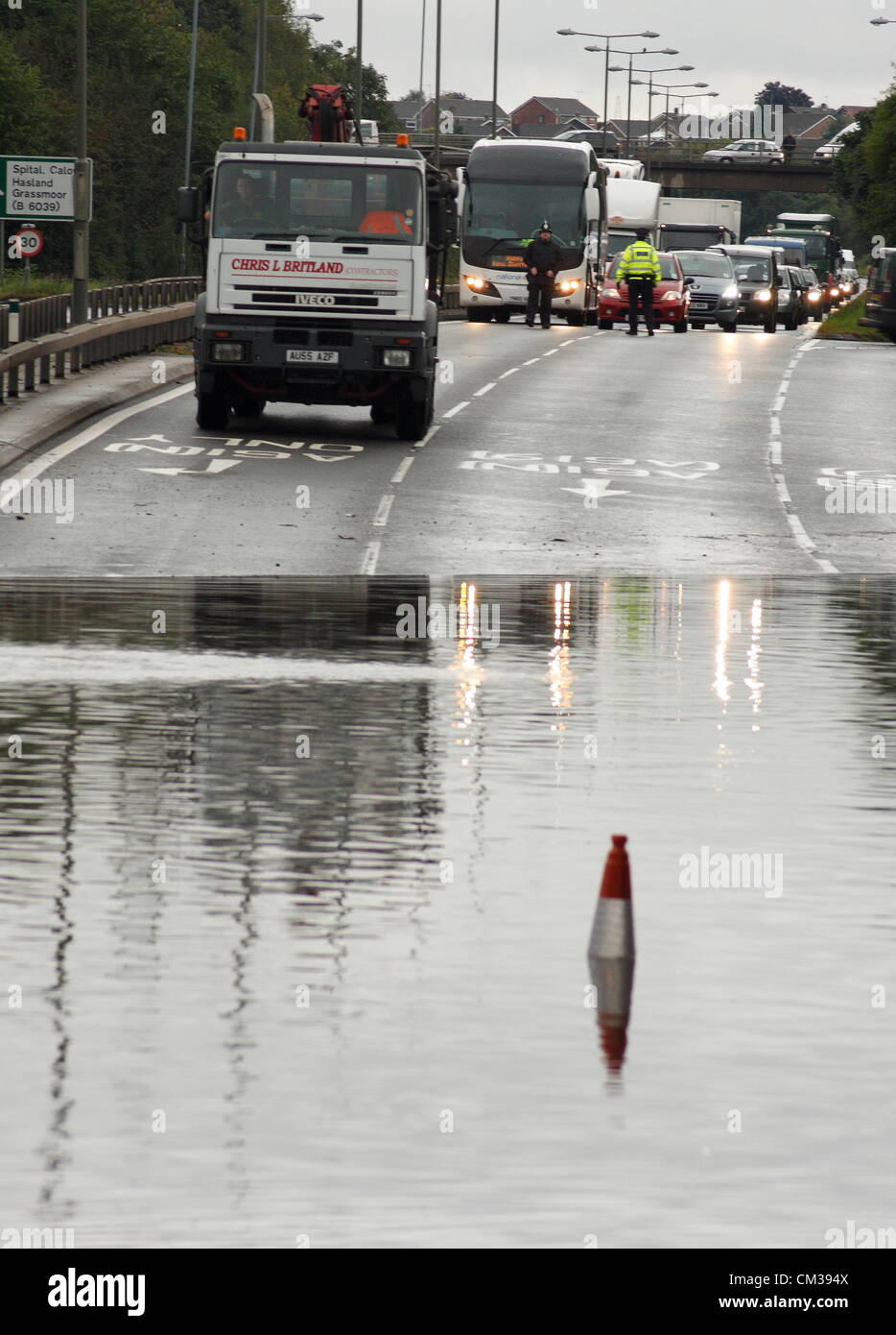 Il 24 settembre 2012. Poloice fermare il traffico di camion inondazioni si avvicina alla A617 - A61 Corna rotatoria a ponte, Chesterfield, Derbyshire, Regno Unito. Foto Stock