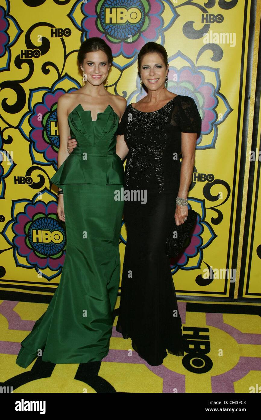 Allison Williams Rita Wilson arrivi HBO Emmy Awards dopo PartyPlaza atPacific Design Center di Los Angeles CA 23 Settembre 2012 Foto Stock