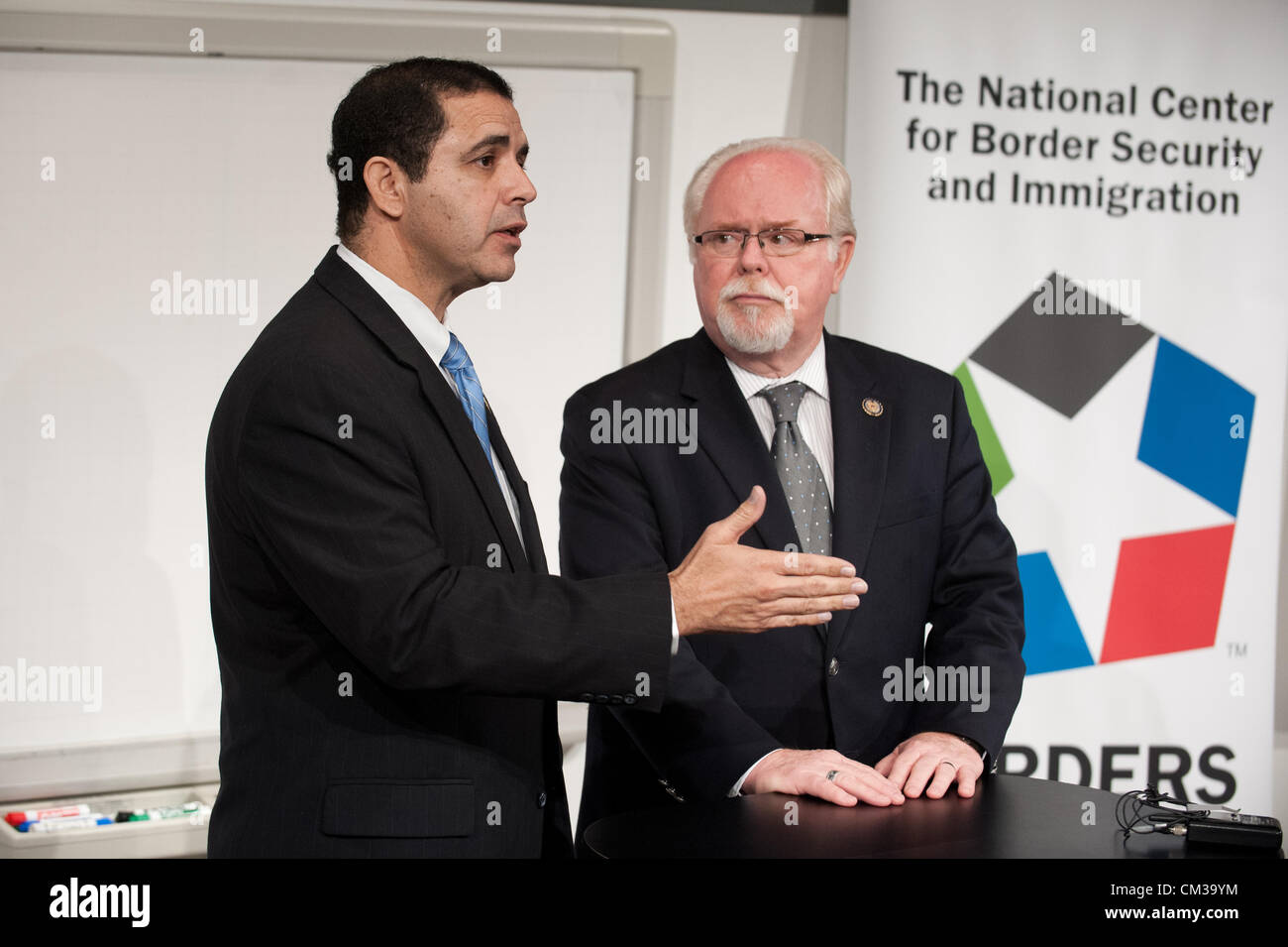 Sett. 24, 2012 - Tucson, Arizona, Stati Uniti - Sost. HENRY CUELLAR (D-Tex.), sinistra e sost. RON BARBER (D-Ariz.), a destra si sono incontrati presso la University of Arizona a Tucson, in Arizona per un briefing sulla avatar progetto intrapreso dall'UA in collaborazione con il centro di eccellenza per la sicurezza delle frontiere e di immigrazione. Cuellar e barbiere, entrambi membri della Casa Homeland Security Committee, e detto automated avatar eliminerebbe la polarizzazione umana da proiezioni di immigrazione presso gli Stati Uniti-mex. bordo mentre liberando agenti umani per altre attività. Barbiere ha detto il programma contribuirà ad interrompere il flusso del nord Foto Stock