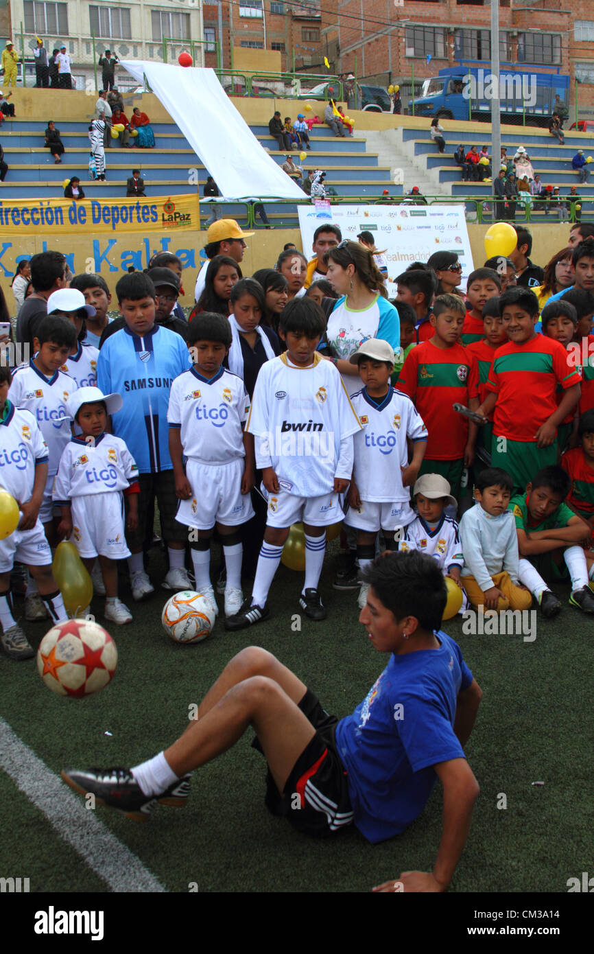 LA PAZ, Bolivia, 24 settembre 2012. Bambini indossare Real Madrid shirt godono di una dimostrazione di abilità calcistiche nel corso di una cerimonia di apertura di una scuola sportiva. Il Real Madrid Direttore delle Relazioni Internazionali e ex giocatore Emilio Butragueño ha preso parte alla cerimonia. Il progetto è parte di una campagna dalla Fundación Real Madrid (il ramo sociale del club), collaborando con le autorità locali per fornire altre strutture sportive per bambini da basso reddito aree in Sud America. Foto Stock