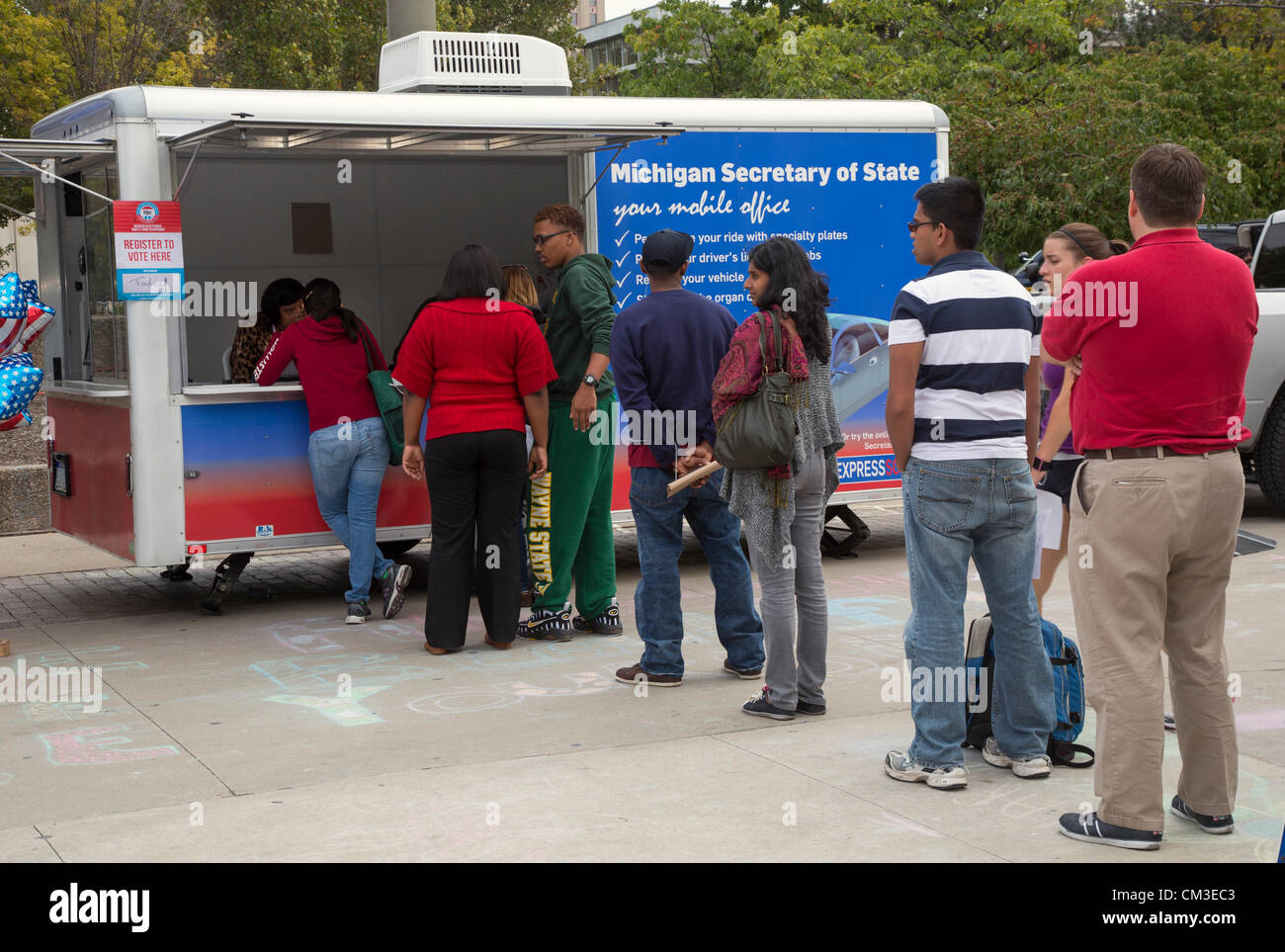 Detroit, Michigan - Studenti presso la Wayne State University la linea fino a registrarsi per votare nel novembre 2012 elezioni presidenziali. La campagna di registrazione è stato sponsorizzato dalla Michigan il Segretario di Stato e il NAACP Michigan. Foto Stock