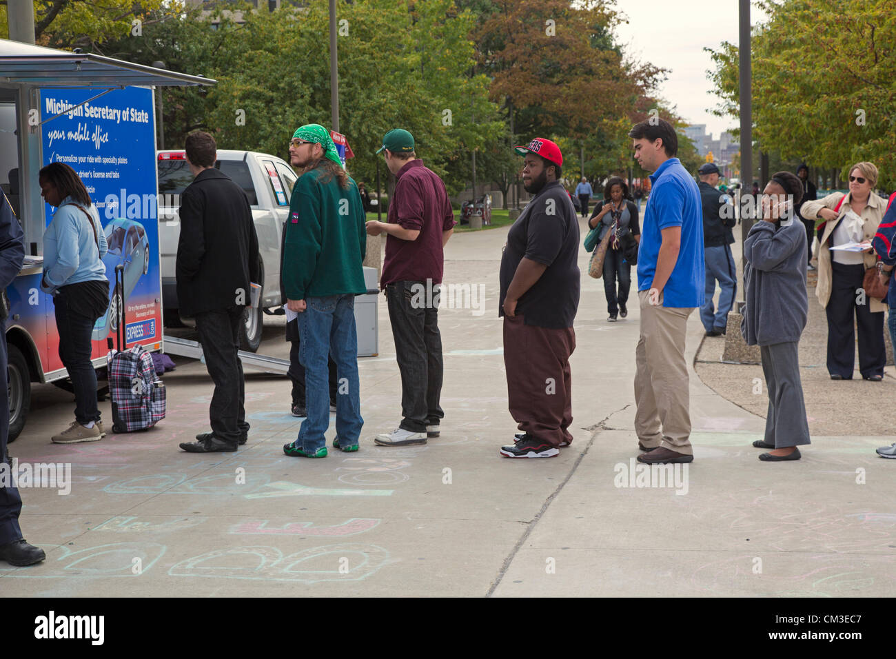 Detroit, Michigan - Studenti presso la Wayne State University la linea fino a registrarsi per votare nel novembre 2012 elezioni presidenziali. La campagna di registrazione è stato sponsorizzato dalla Michigan il Segretario di Stato e il NAACP Michigan. Foto Stock