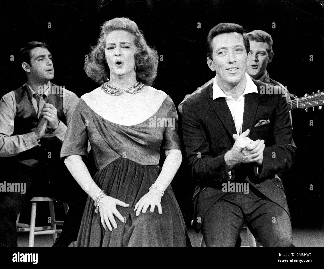 Sett. 26, 2012 - Andy Williams, le cui prestazioni di ''Moon River'" divenne una musica pop, classica e un Emmy award-winning varietà TV show host, è morto all età di 84 del cancro della vescica di Branson, nel Missouri. Nella foto: 1 gennaio, 2011 - BETTE DAVIS con Andy Williams su Andy Williams Show (Mostra di Natale). (Credito Immagine: © Foto Gilloon/Globe foto/ZUMAPRESS.com) Foto Stock