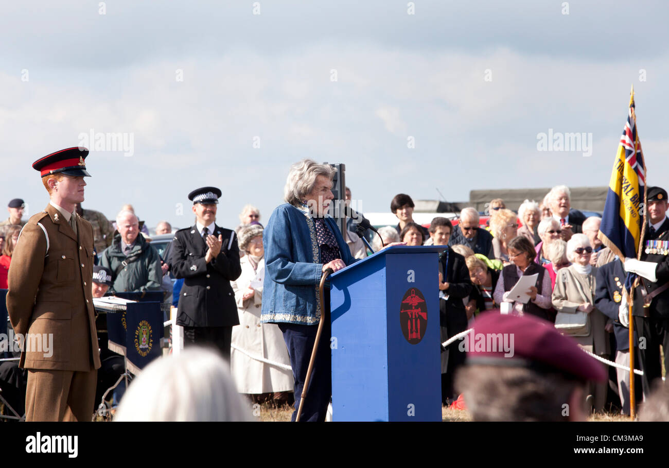 Hayling Island, Hampshire, Regno Unito. Il 27 settembre, 2012. La contessa Mountbatten, figlia del compianto Lord Louis Mountbatten, per la dedicazione del monumento di pietra a Hayling Island al COPPs, operazioni combinate parti di pilotaggio. Suo padre, comandante in capo delle operazioni combinate, ha istituito il gruppo di elite su Hayling nel 1943, dove si sono formati come sommozzatori e canoisti a Hayling Island Club vela durante la Seconda Guerra Mondiale. La pietra segna il lavoro svolto dalla COPPs in spiaggia nascosta ricognizione e di altre missioni essenziali prima di sbarco degli Alleati sul nemico nei territori occupati. Foto Stock